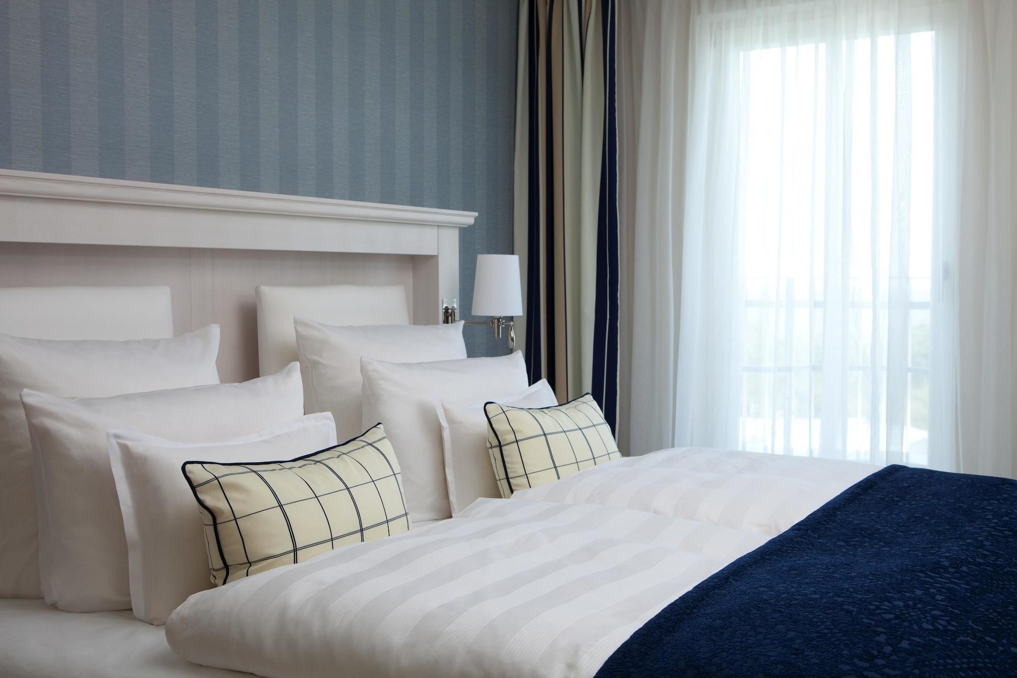 Steigenberger Grandhotel & Spa Heringsdorf Exteriör bild A bed with a bed runner