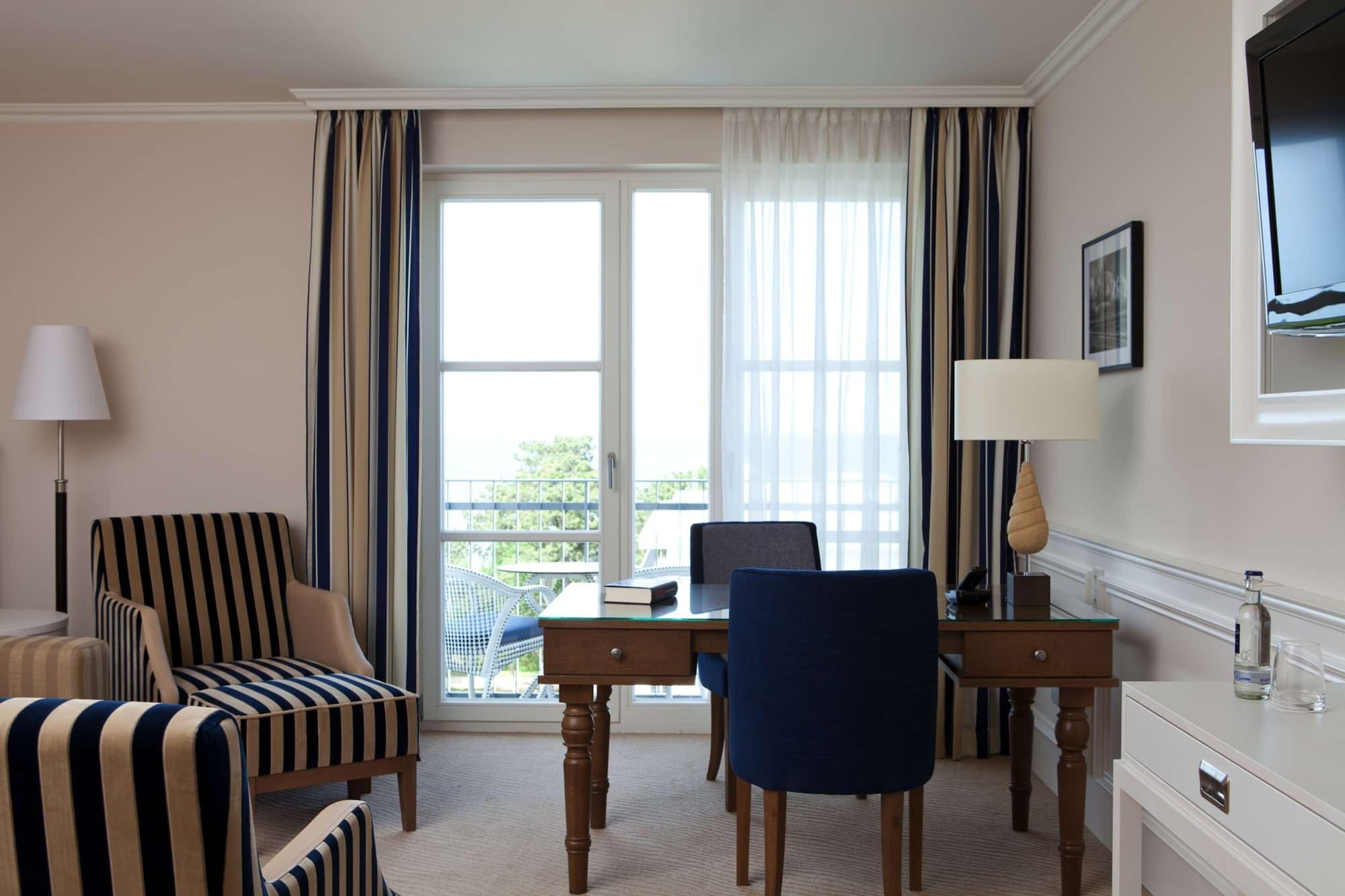 Steigenberger Grandhotel & Spa Heringsdorf Exteriör bild A room at the Hotel Axelmannstein