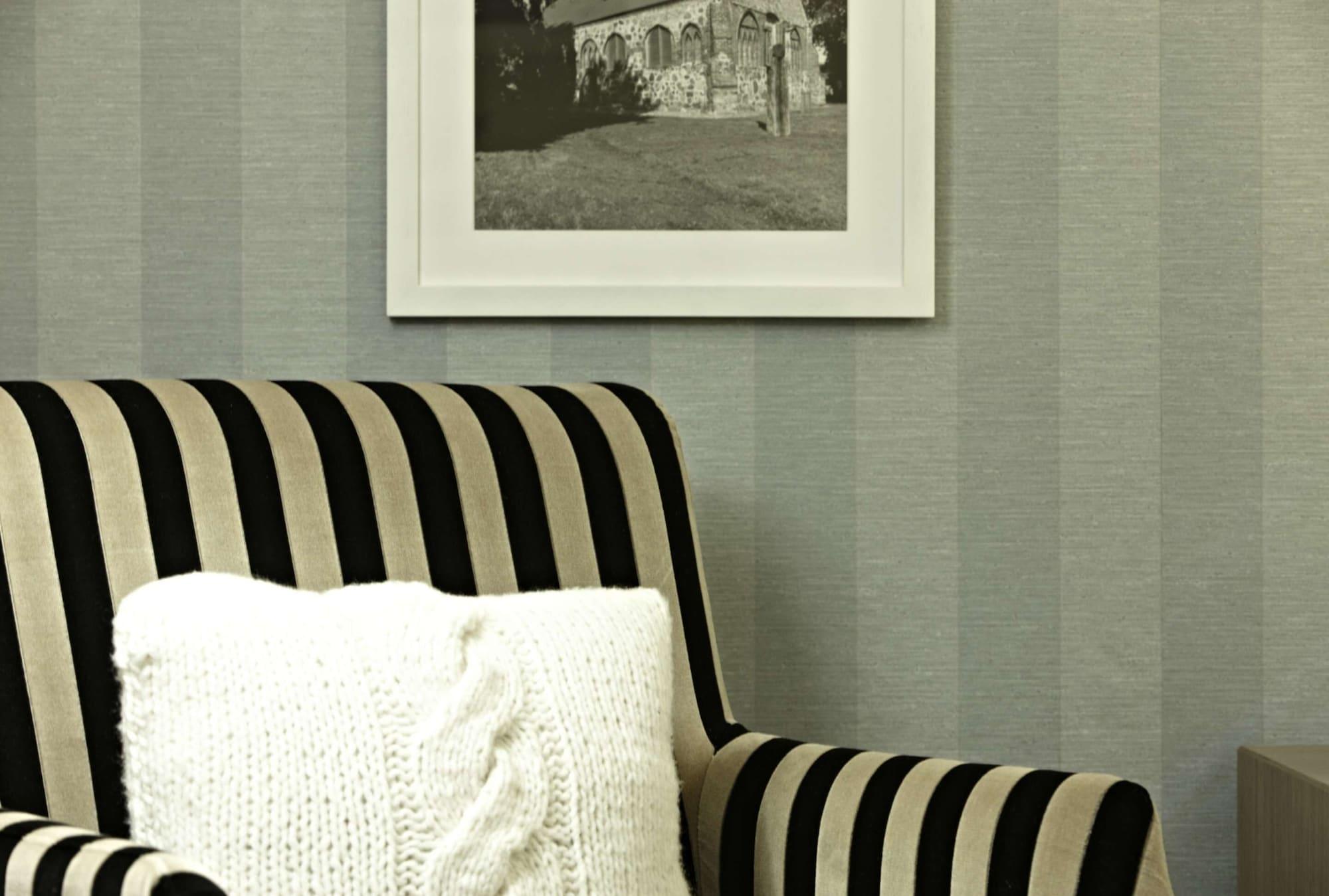 Steigenberger Grandhotel & Spa Heringsdorf Exteriör bild A chair with striped upholstery