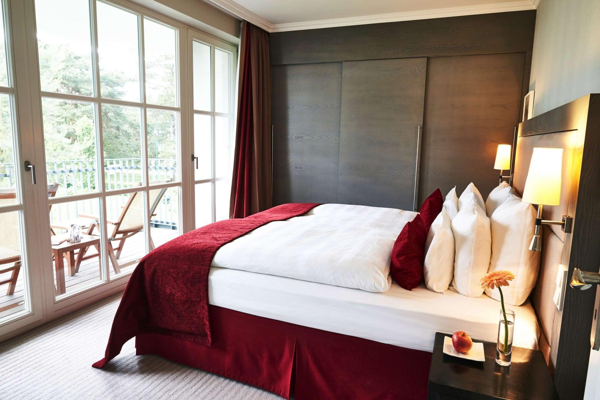 Steigenberger Grandhotel & Spa Heringsdorf Exteriör bild A bed with a bed skirt
