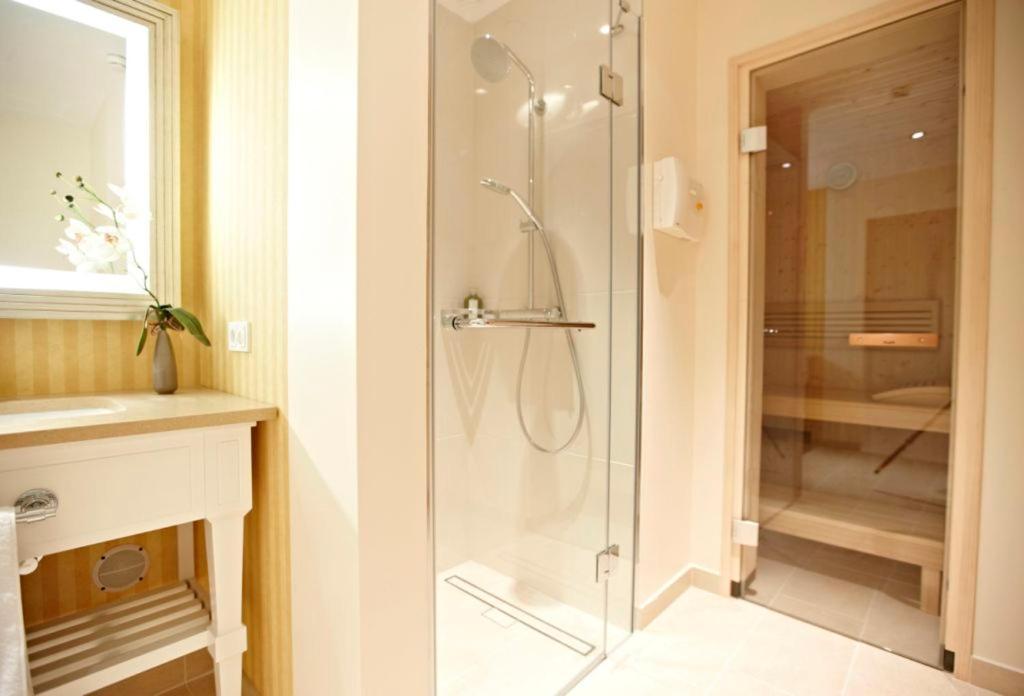 Steigenberger Grandhotel & Spa Heringsdorf Exteriör bild A shower enclosure