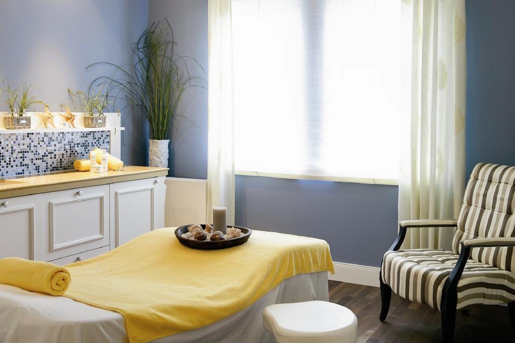 Steigenberger Grandhotel & Spa Heringsdorf Exteriör bild A room with a blue wall