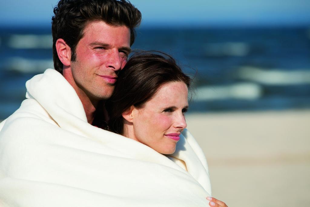 Steigenberger Grandhotel & Spa Heringsdorf Exteriör bild A couple wrapped in a blanket