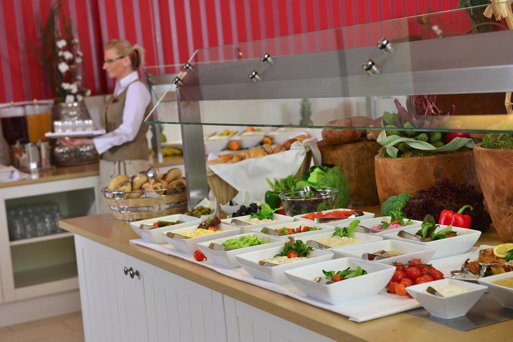Steigenberger Grandhotel & Spa Heringsdorf Exteriör bild A salad bar